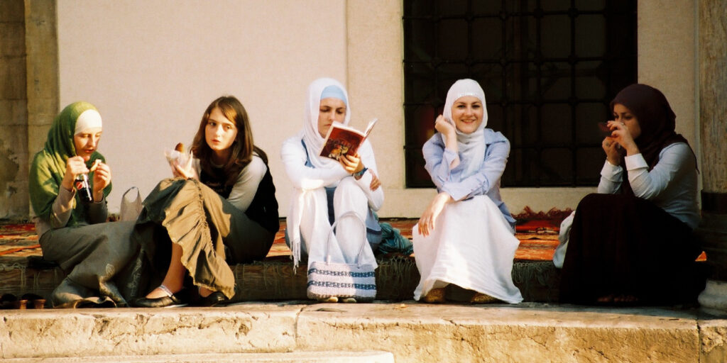 Serajevo mosque, girls